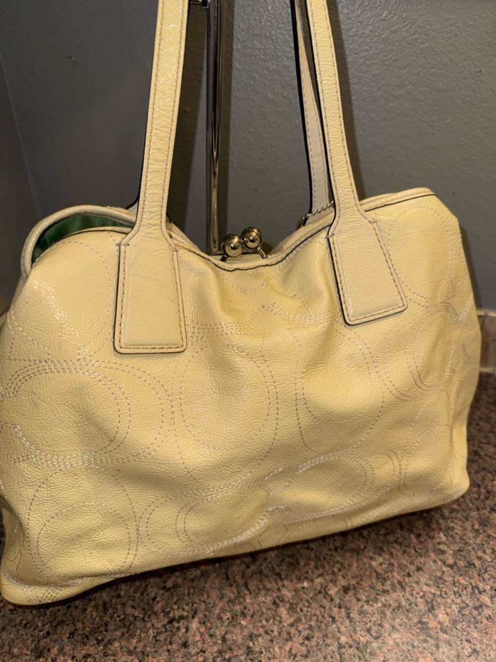 COACH Cream Leather kiss lock Tote Bag. - Picture 3 of 7